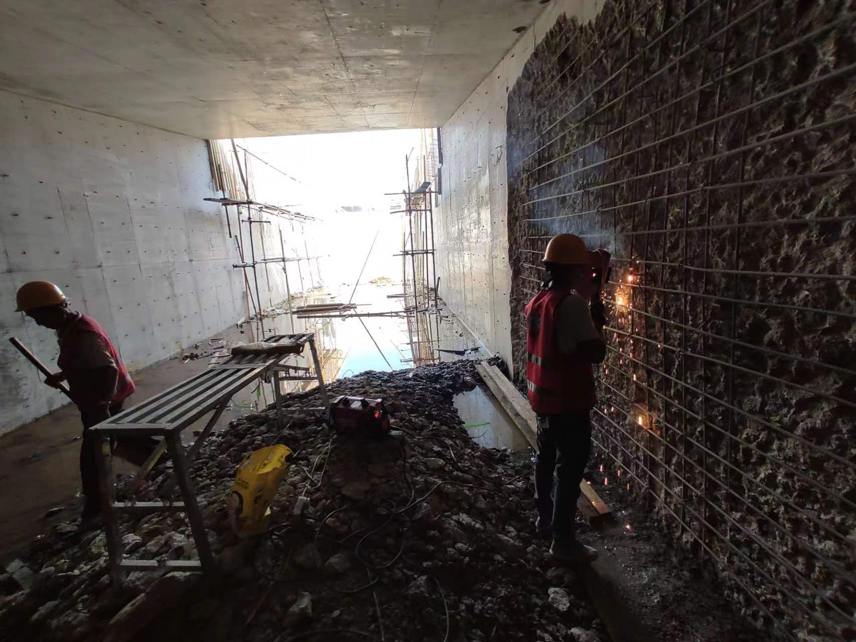 广宁挖断承重墙导致楼体开裂，加固施工方案出炉